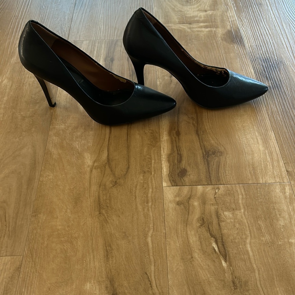 Banana Republic black pumps Size 8